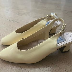 Vintage yellow sling back heels